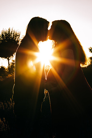 136 Sarah and Sean Maternity_by Erin Riddle 2021