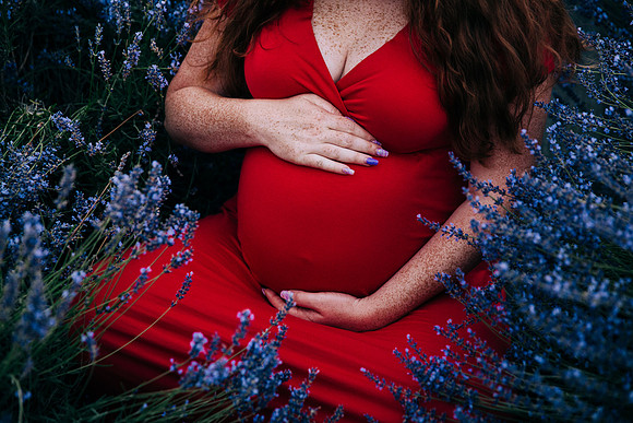 218 Sarah and Sean Maternity_by Erin Riddle 2021