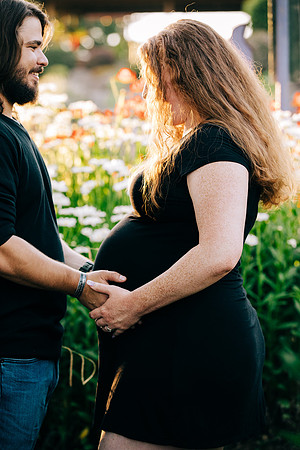 122 Sarah and Sean Maternity_by Erin Riddle 2021