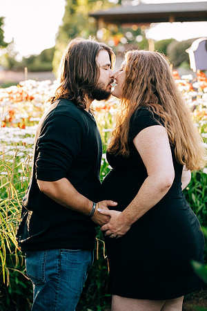120 Sarah and Sean Maternity_by Erin Riddle 2021